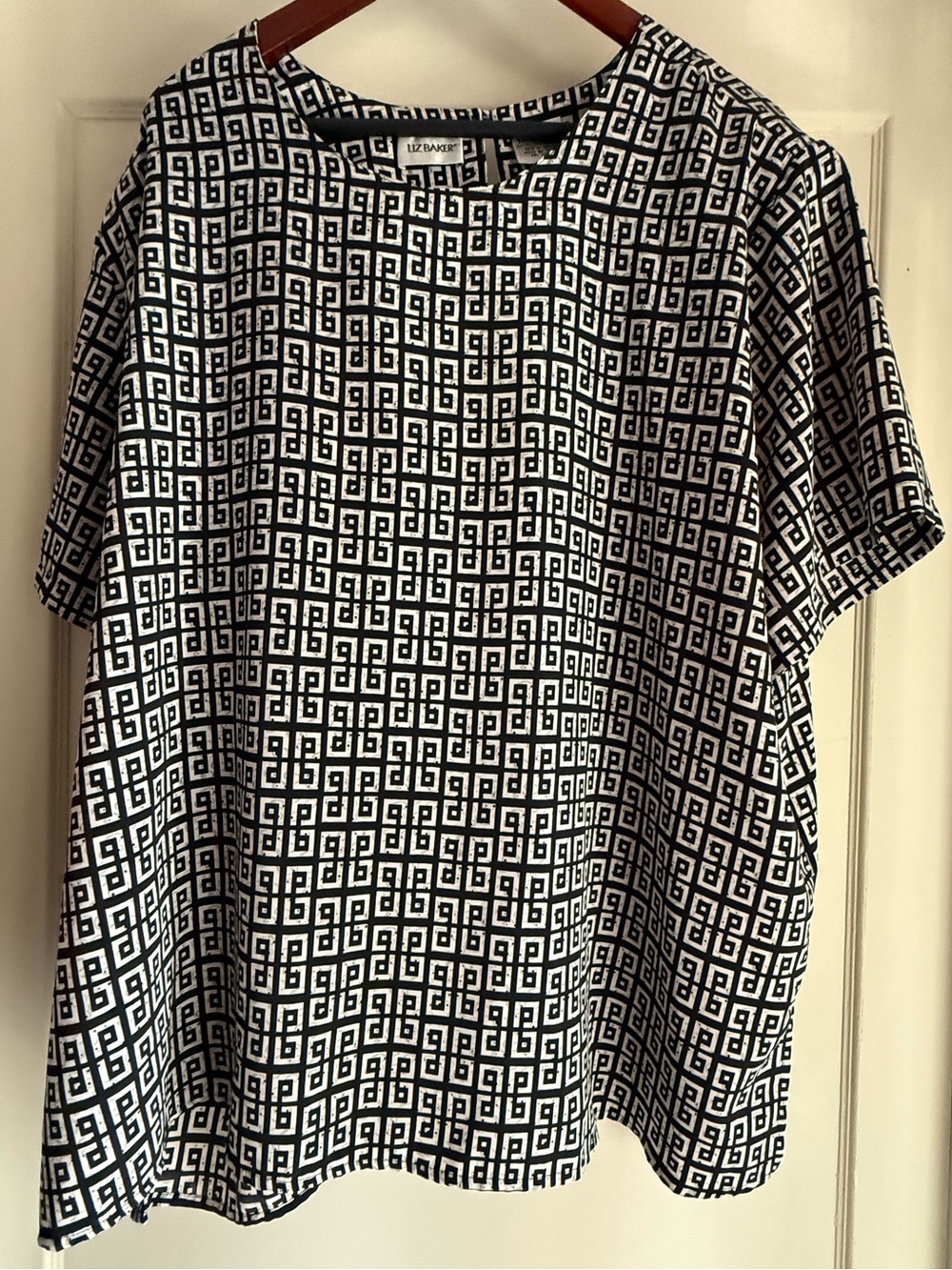 Liz Baker 90 's Vintage Black and White Geometric Short-Sleeve Blouse